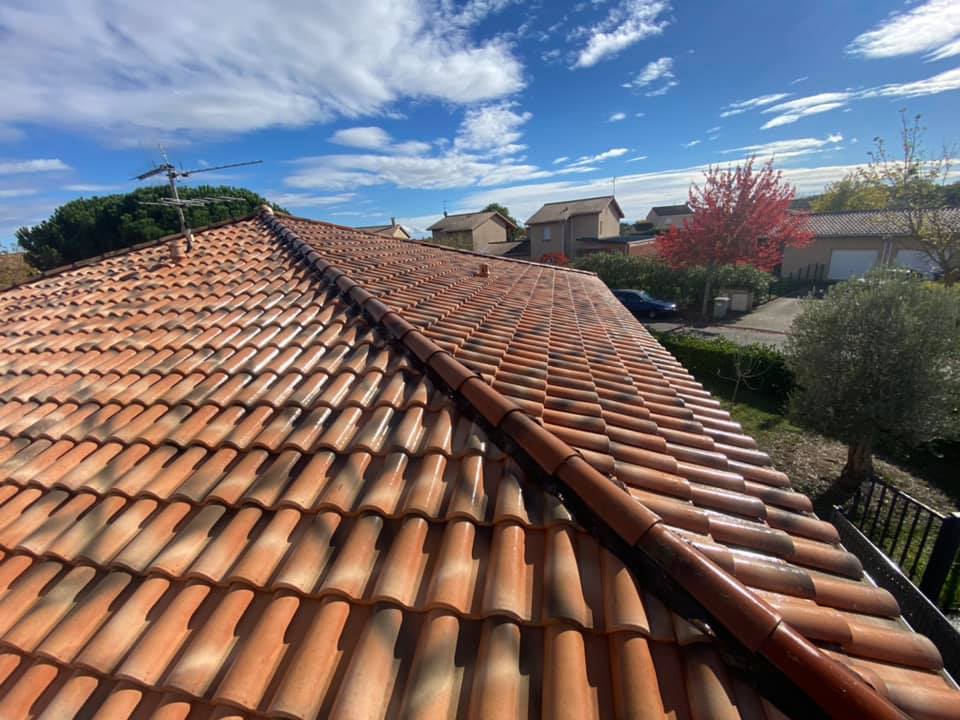 toiture propre ciel bleu avec nuages